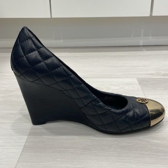 Tory Burch Kaitlyn Navy and Gold Quilted Wedge Heels Size 9M - Picture 13 of 16